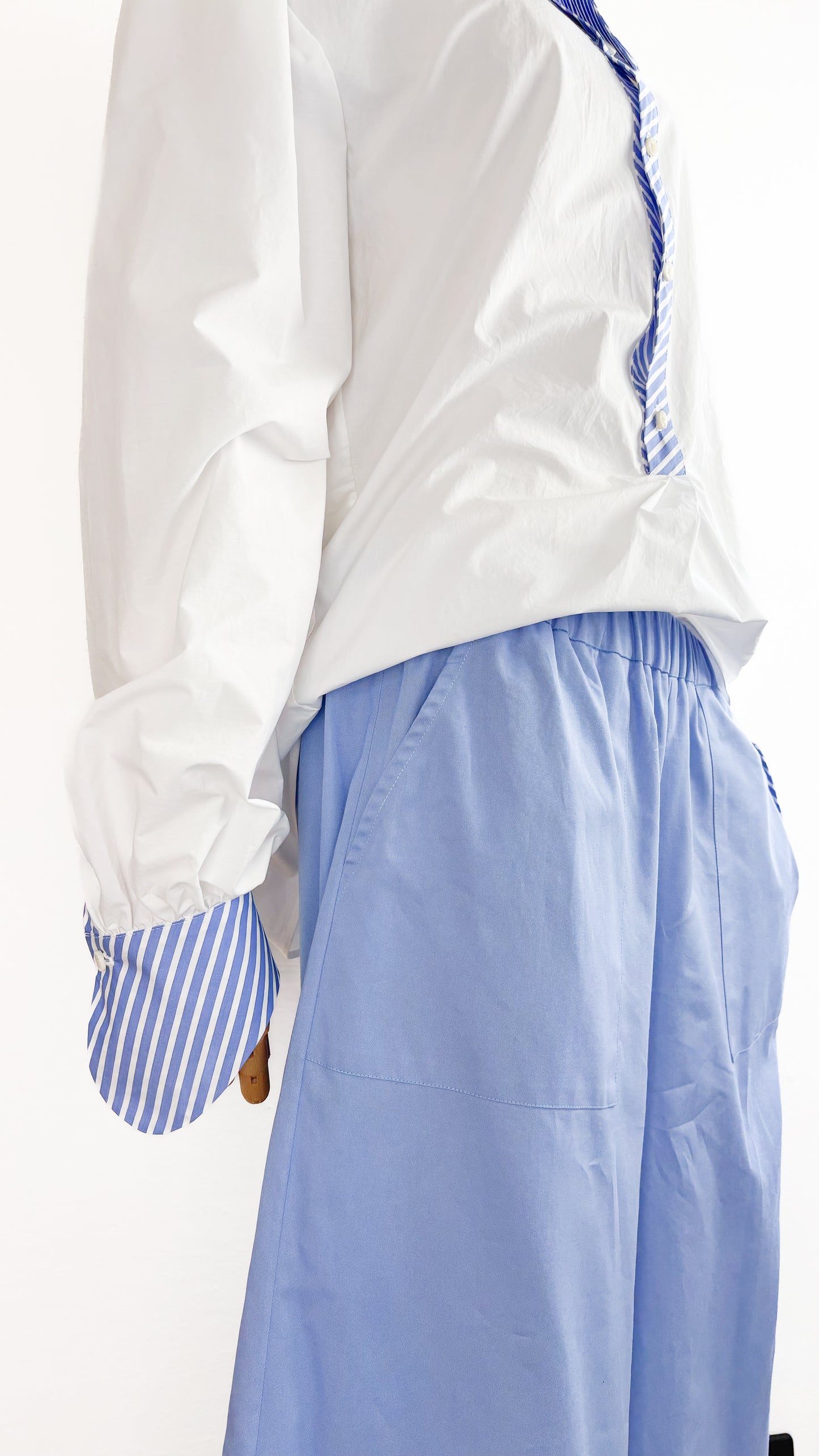 Pantaloni crop con spacchi