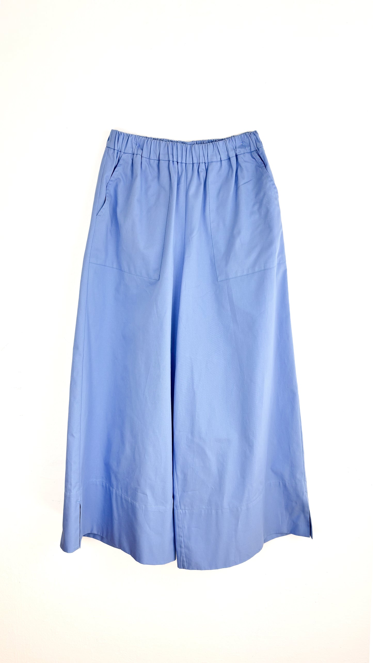 Pantaloni crop con spacchi