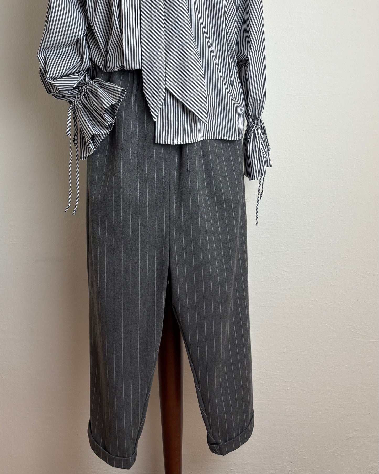 Pantaloni gessati con elastico