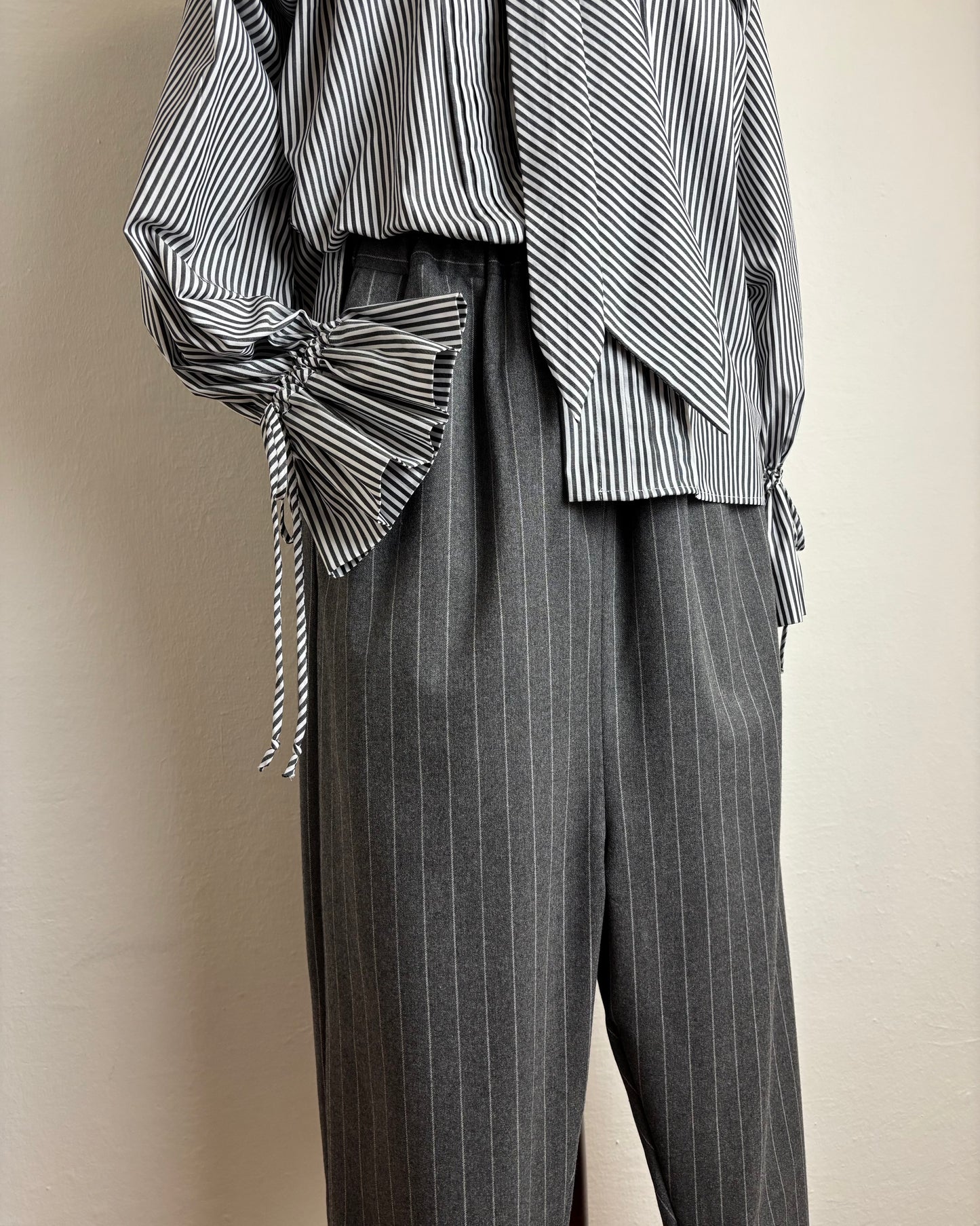 Pantaloni gessati con elastico