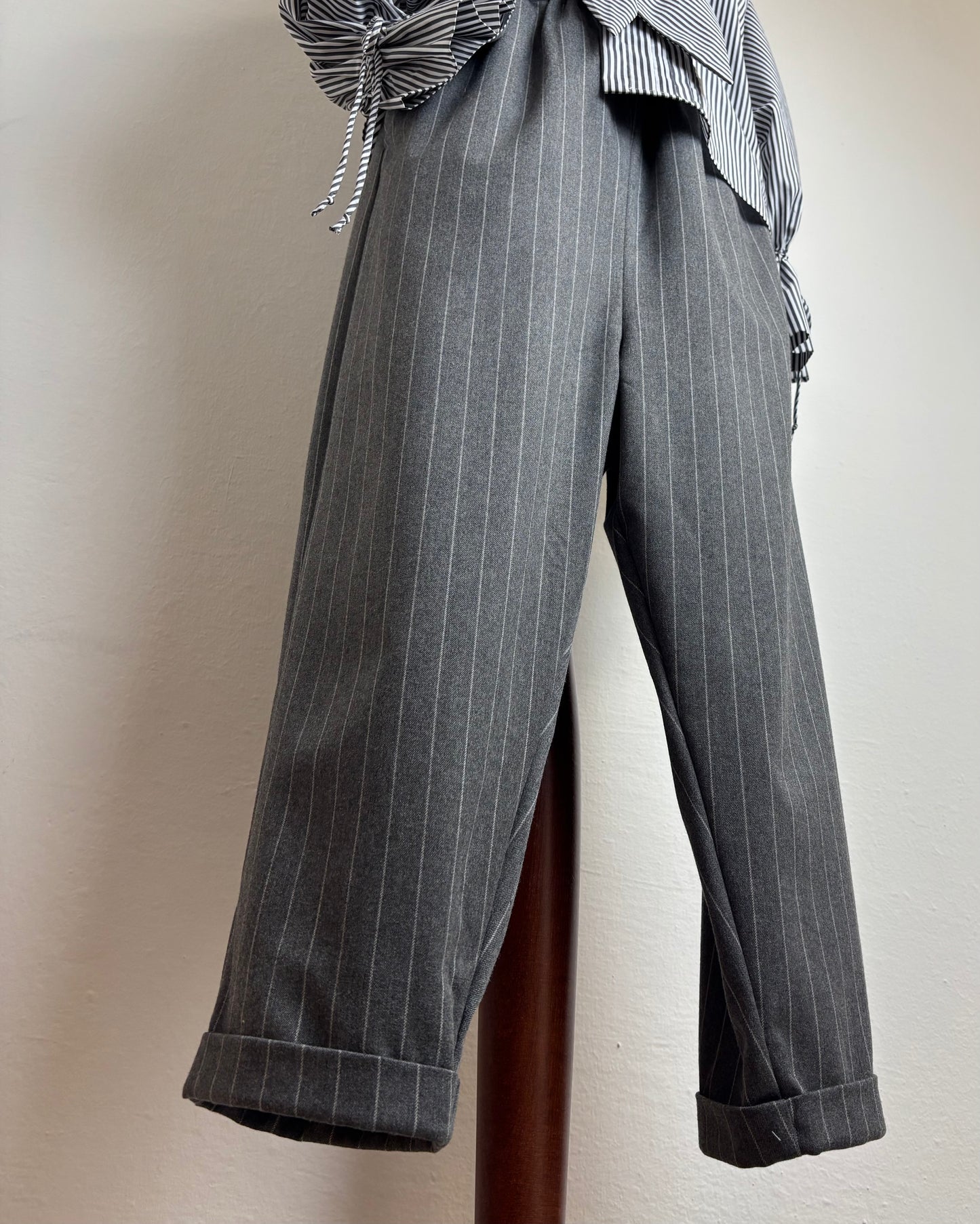 Pantaloni gessati con elastico