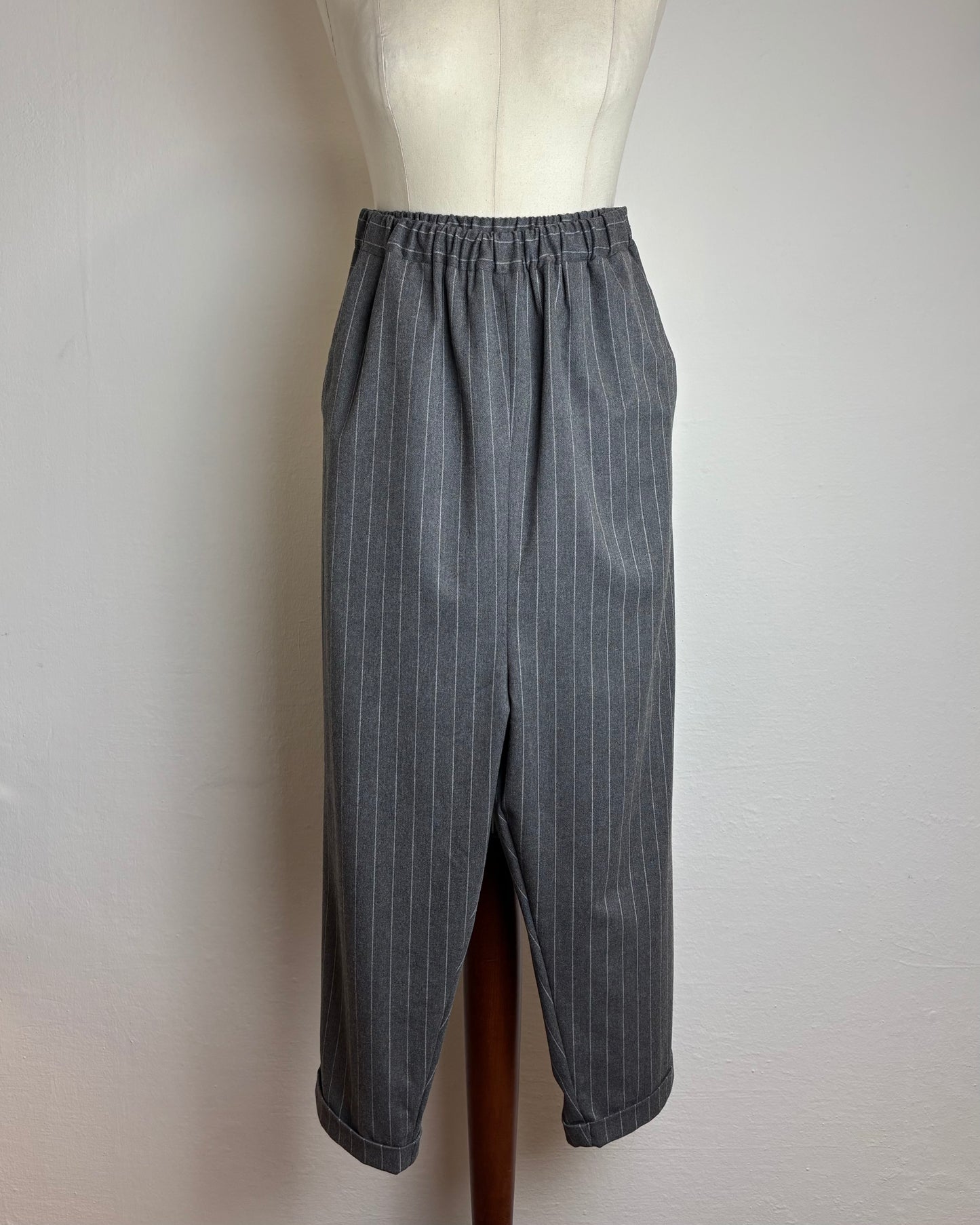 Pantaloni gessati con elastico