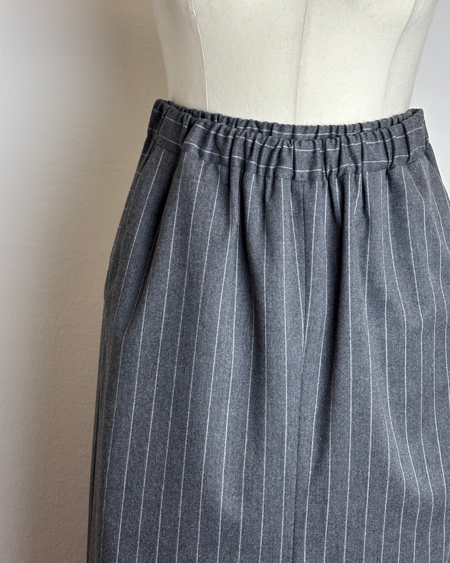 Pantaloni gessati con elastico