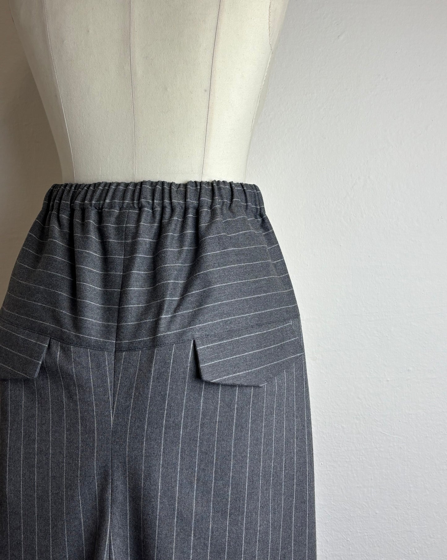 Pantaloni gessati con elastico