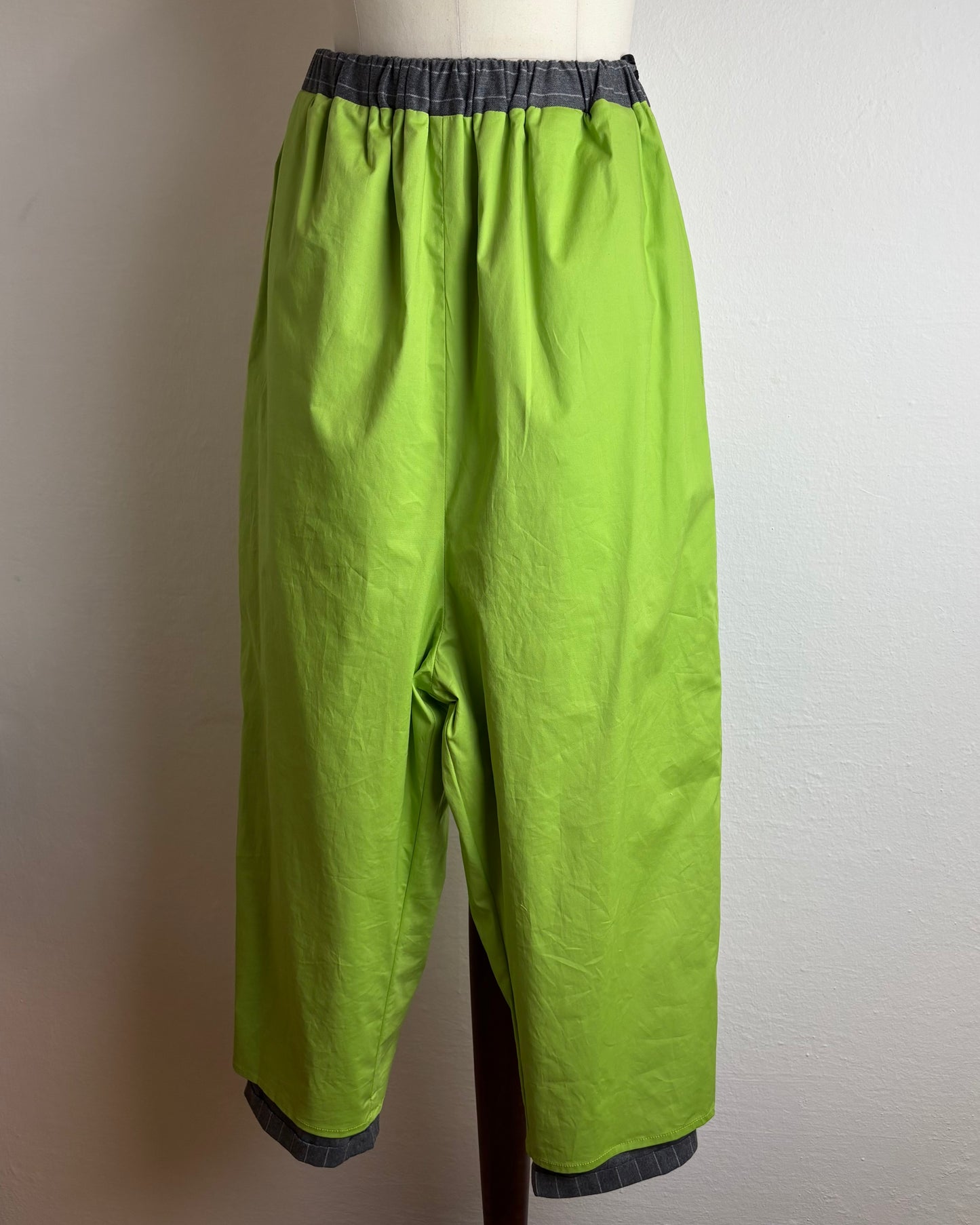 Pantaloni gessati con elastico