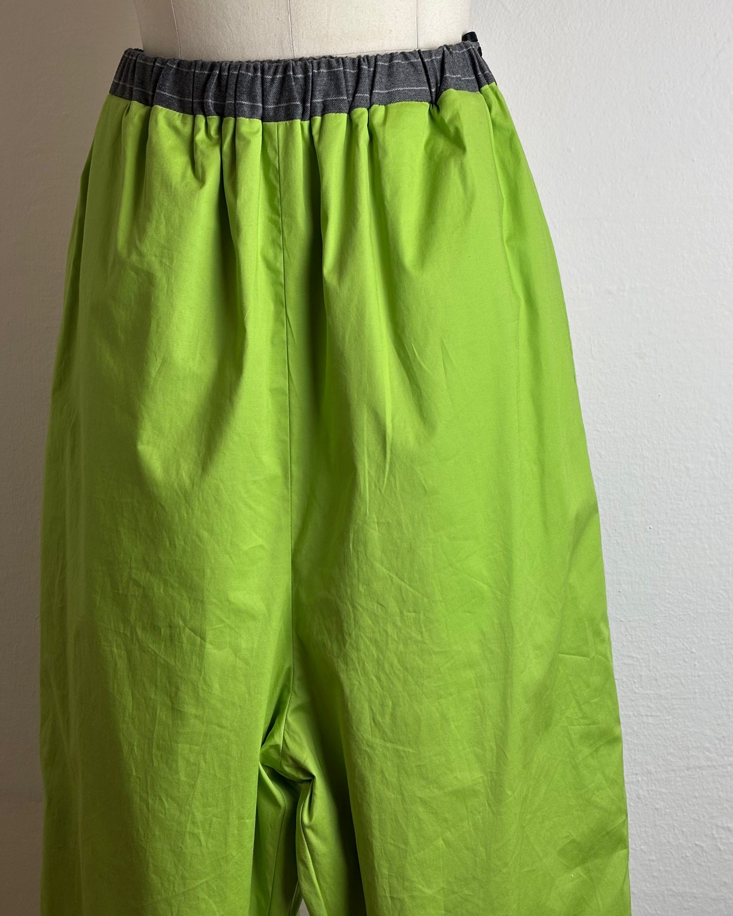 Pantaloni gessati con elastico