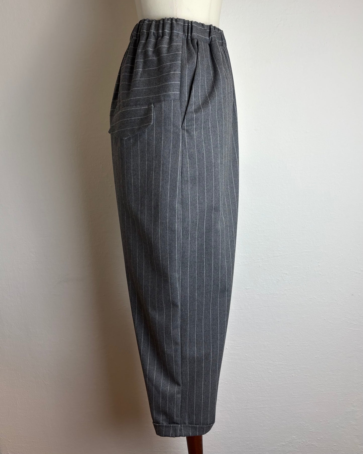 Pantaloni gessati con elastico