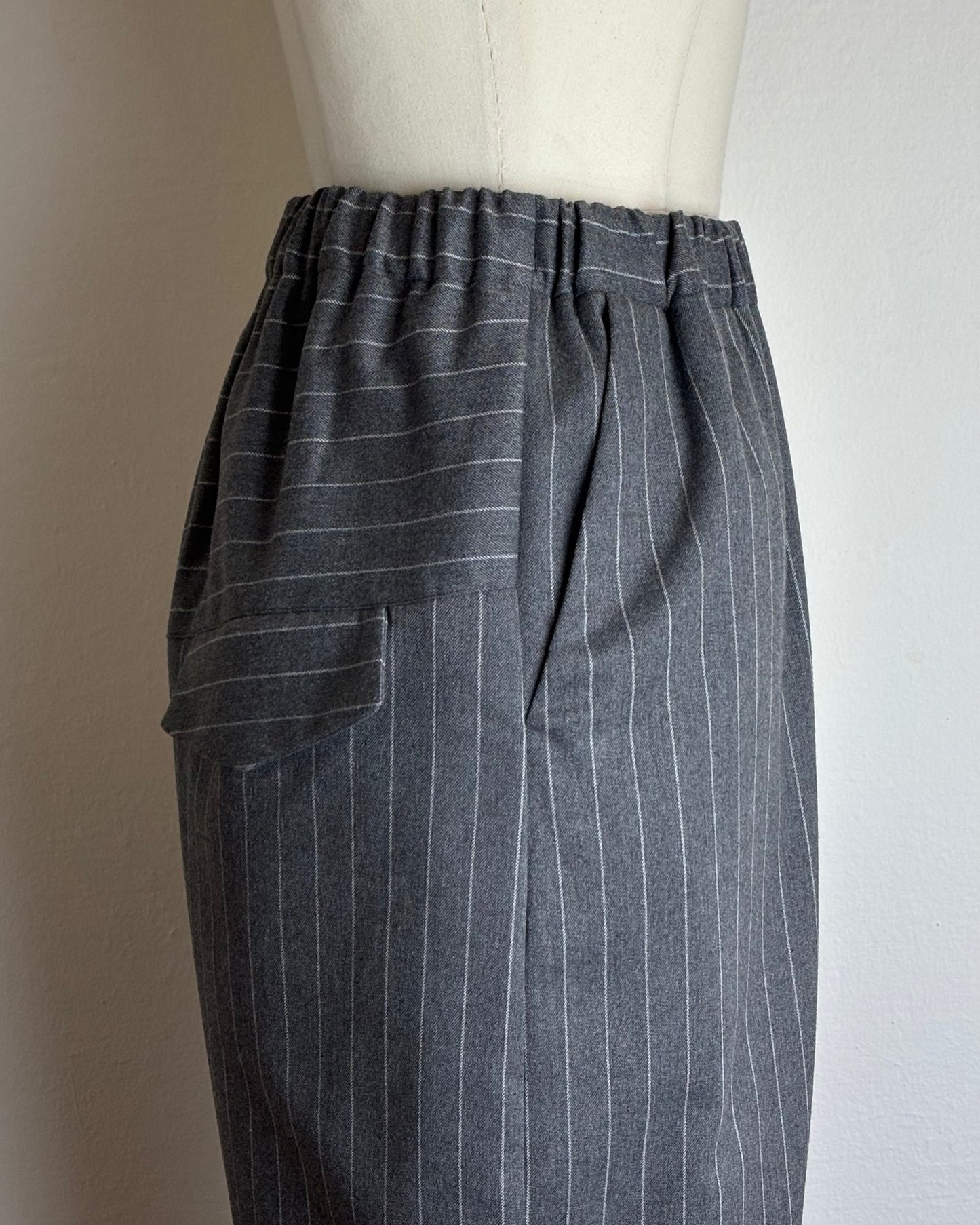 Pantaloni gessati con elastico